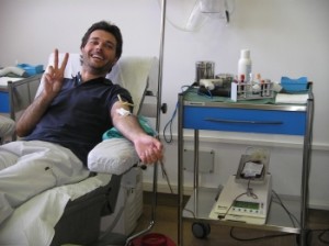 Saverio Tommasi durante una donazione di sangue