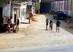 Gente per strada alla periferia di Manaus (foto da Flickr)