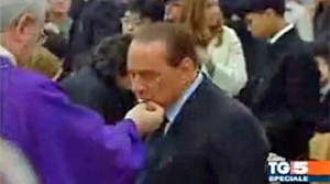 Berlusconi riceve la comunione