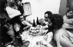 Giugno 1980. Lula (a destra, in canottiera) appena uscito di prigione festeggia la libertà assieme a Mino Carta, seduto di fronte (Foto Carta Capital)