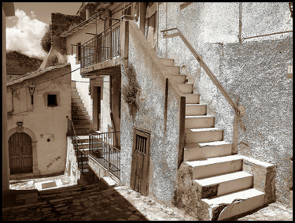 Tolve, Lucania, la pace fra vecchi muri di paese