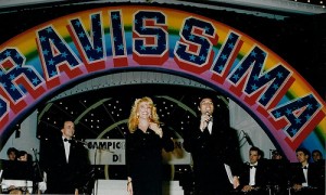Gabriella Carlucci con Valerio Merola durante la trasmissione "Bravissima" (Rai Uno, 1992)